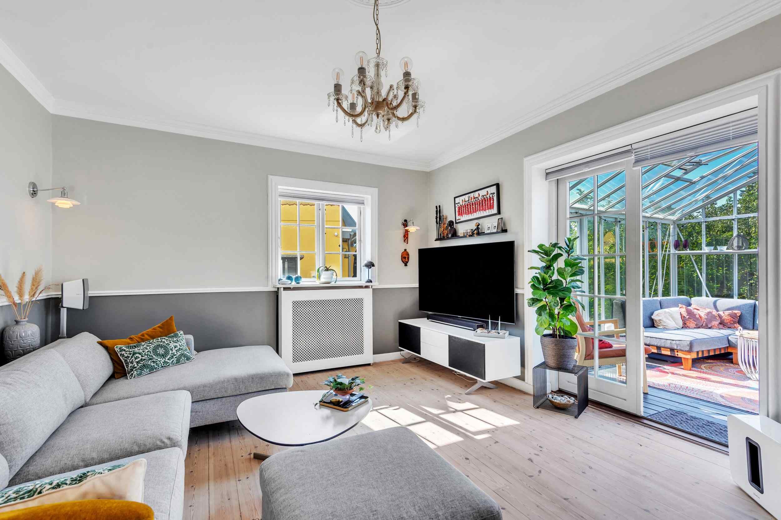 Lys og moderne stue i udlejningsejendom med skandinavisk indretning, stort vinduesparti og adgang til udestue – professionelt boligfoto til Airbnb og sommerhuse på Sjælland. Lys og moderne stue i udlejningsejendom med skandinavisk indretning, stort vinduesparti og adgang til udestue – professionelt boligfoto til Airbnb og sommerhuse på Sjælland.