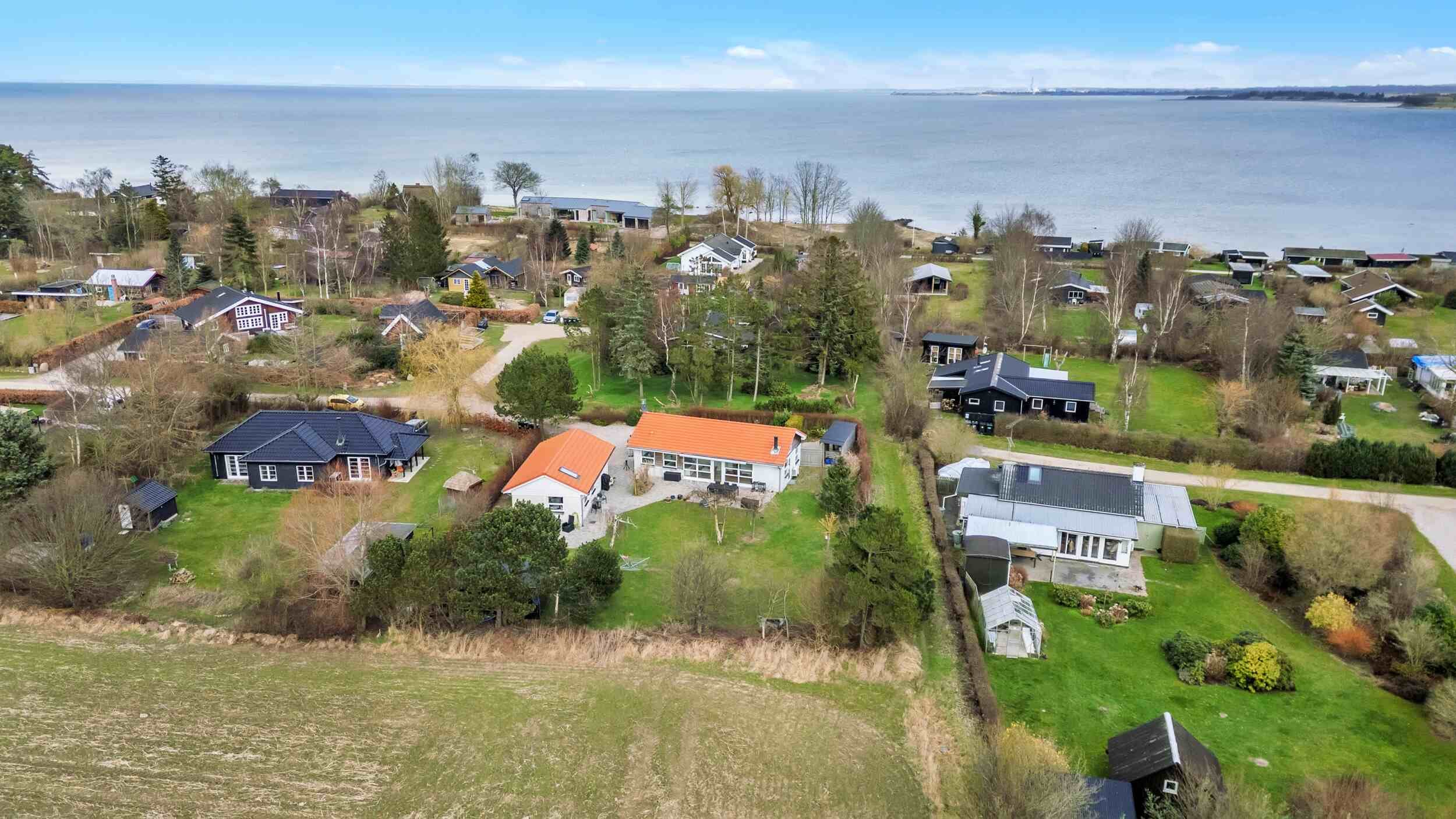Dronefoto af sommerhusområde ved Holbæk på Sjælland – ideelt til udlejning via Airbnb og Booking.com, professionel fotografering til ferieboliger med havudsigt. Dronefoto af sommerhusområde ved Holbæk på Sjælland – ideelt til udlejning via Airbnb og Booking.com, professionel fotografering til ferieboliger med havudsigt.